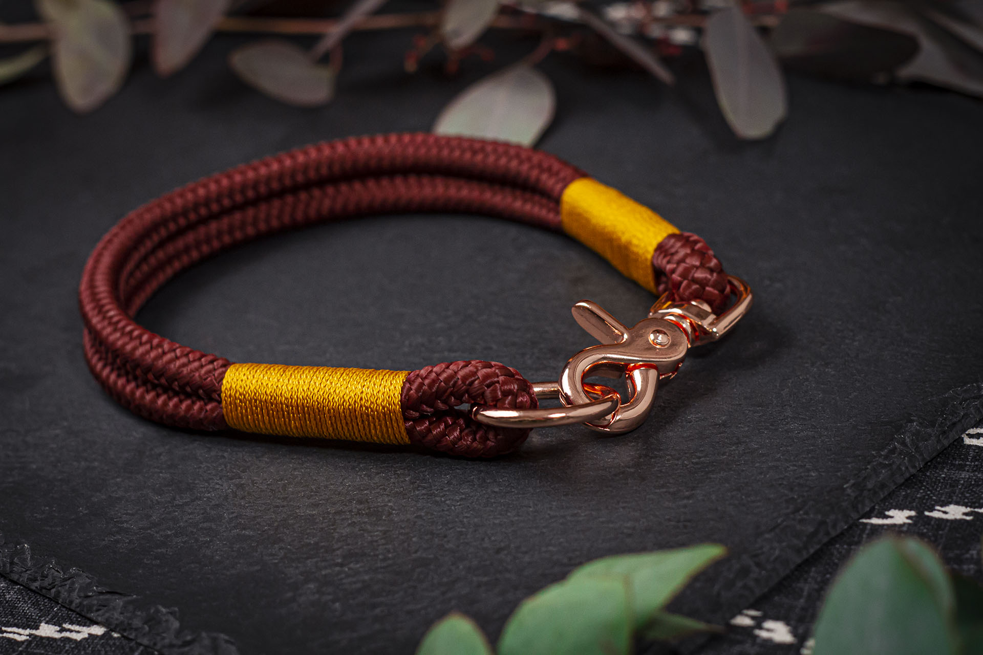 Halsband aus Tau im Set · roasted aubergine × senf Halsband aus Tau im Set · roasted aubergine × senf